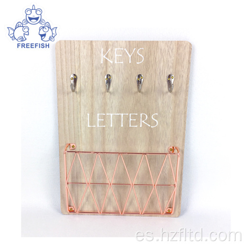 Porta correo de madera montado en la pared con ganchos para llaves